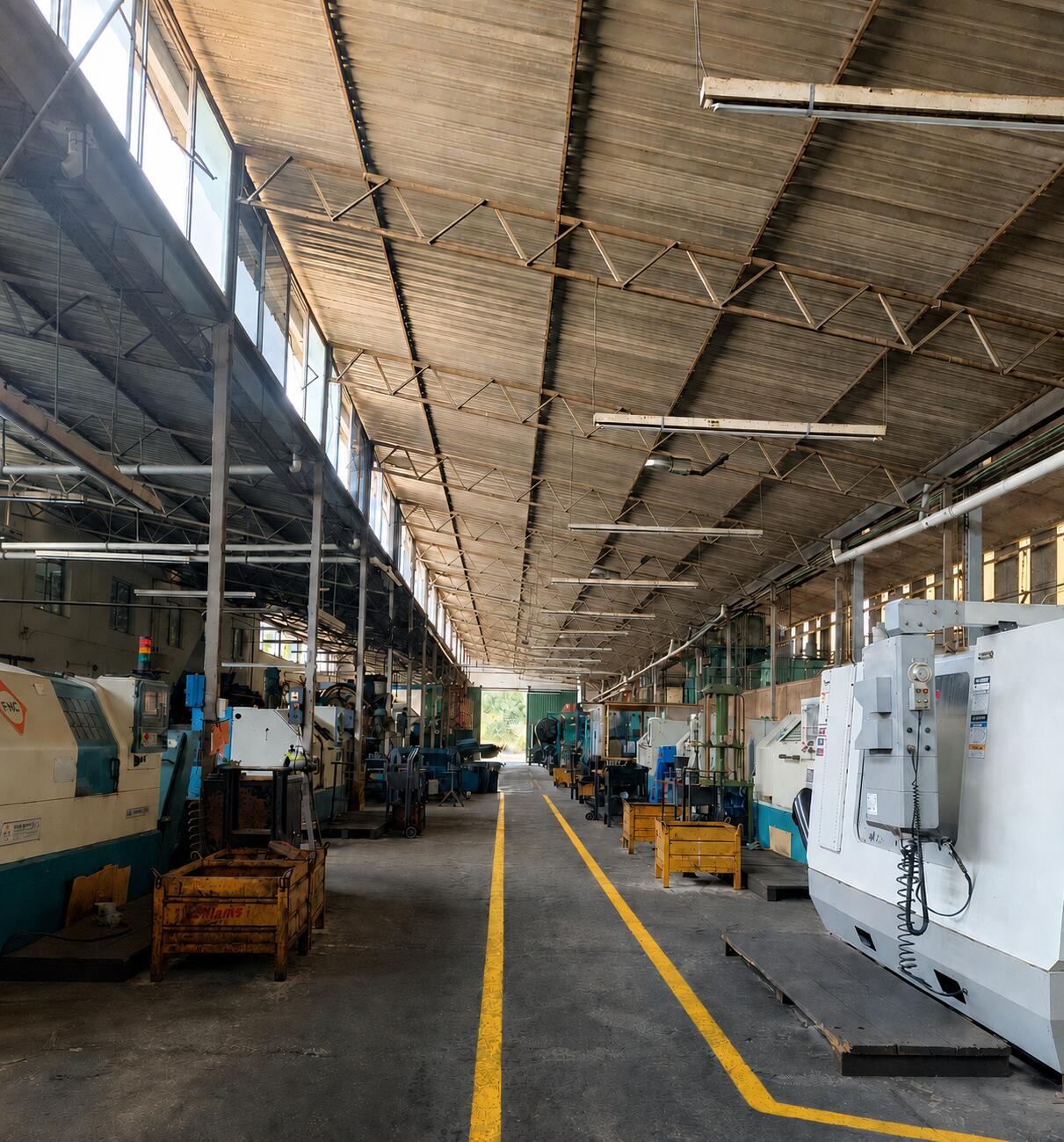 Operario trabajando en una prensa mecánica