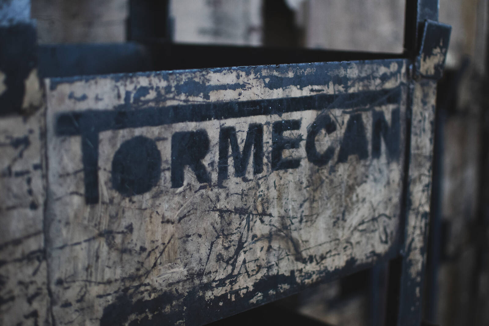 Cajón metálico estampado con la marca Tormecan